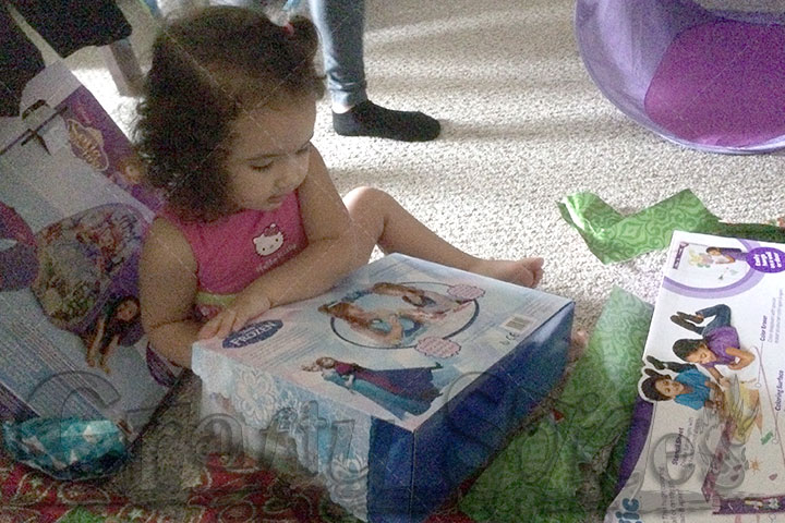 Kaylee opening her Frozen gift from Tio Kaylee opening her Frozen gift from Tio