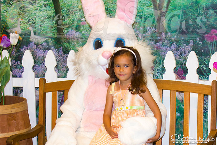 Kira and the Easter Bunny - Easter Sunday 2015 Kira and the Easter Bunny - Easter Sunday 2015